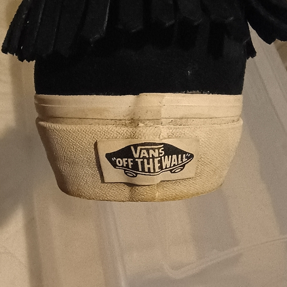 Vans Black and White Sneakers with Minimalist Design - Picture 16 of 16